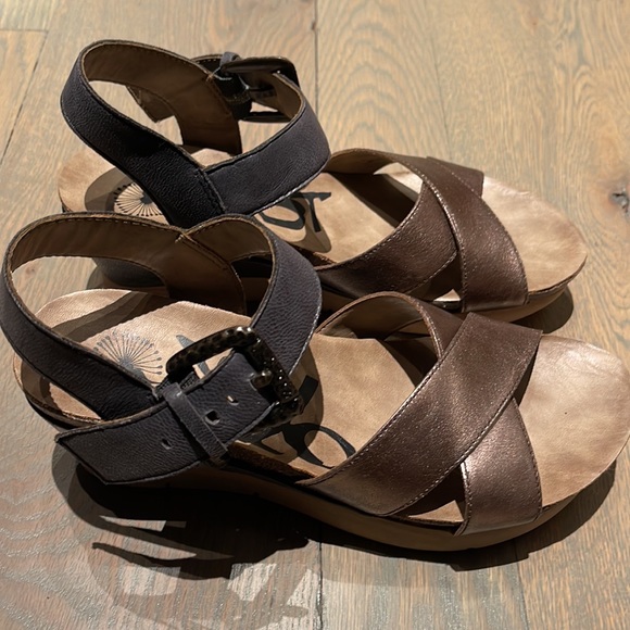OTBT never worn sandals - Picture 2 of 5